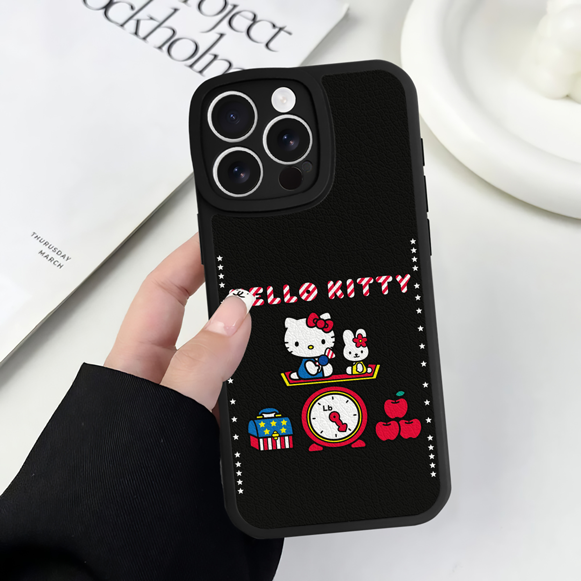 （画像用） Hello Kitty ハローキティ 【iPhone 16シリーズ対応】シリコンスマホケース（レザー調） 材質：シリコン